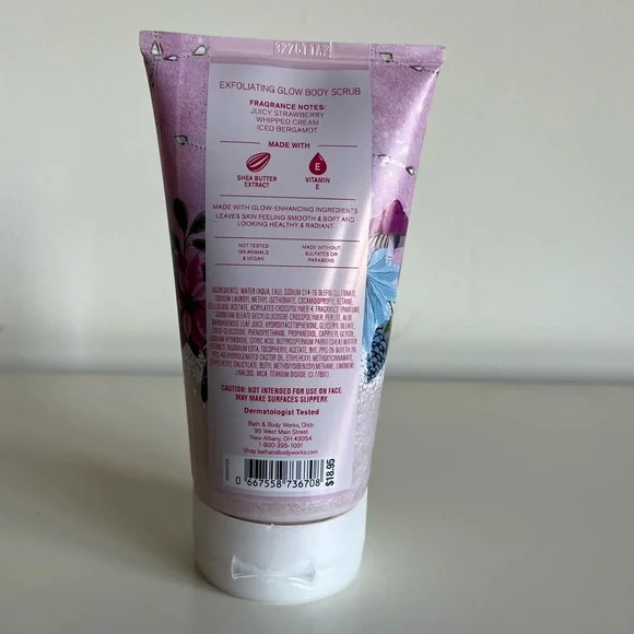 New Strawberry Snowflakes Bath & Body Works Body Scrub - Picture 2 of 2
